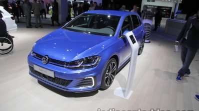 2018 VW Golf GTE front quarter at the IAA 2017