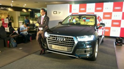 Audi Q7 Petrol 40 TFSI front three quarters