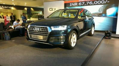 Audi Q7 Petrol 40 TFSI left front three quarters