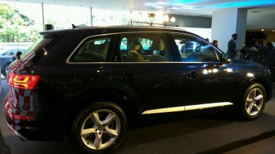 Audi Q7 Petrol 40 TFSI side angle