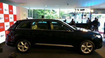 Audi Q7 Petrol 40 TFSI side view