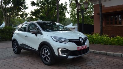 Renault Captur right front three quarters