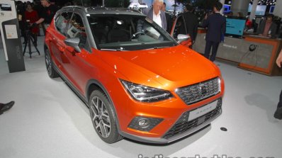 Seat Arona front three quarters at IAA 2017
