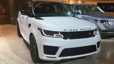 2018 Range Rover Sport front three quarters