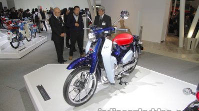 Honda Super Cub C125 front three quarters left side at 2017 Tokyo Motor Show