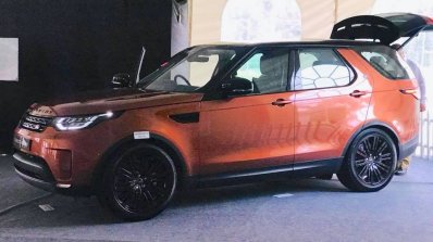 Indian-spec 2017 Land Rover Discovery front three quarters left side