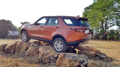 Land Rover Discovery on the rocks