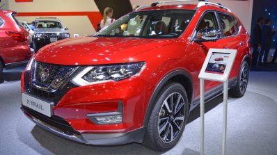 2018 Nissan X-Trail front three quarters left side at 2017 Dubai Motor Show