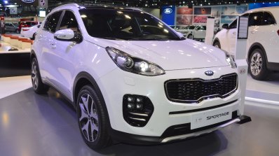 Kia Sportage front three quarters at 2017 Dubai Motor Show
