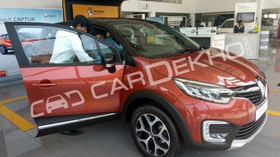 Renault Captur front three quarters right side India dealership