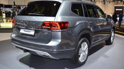 VW Teramont rear three quarters right side at 2017 Dubai Motor Show.JPG