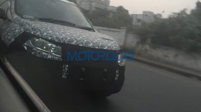 2018 Mahindra XUV500 (facelift) front three quarters spy shot