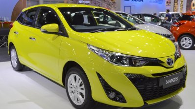 2018 Toyota Yaris (facelift) front three quarters at 2017 Thai Motor Expo