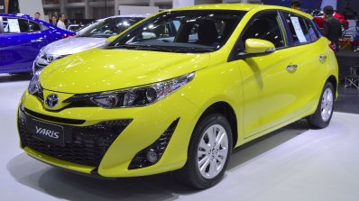 2018 Toyota Yaris (facelift) front three quarters left side at 2017 Thai Motor Expo