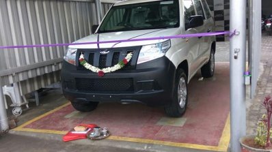 Mahindra TUV300 Plus P4 front three quarters