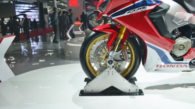 2018 Honda CBR1000RR Fireblade SP front wheel at 2018 Auto Expo