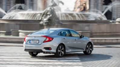 2018 Honda Civic diesel rear three quarters right side dynamic