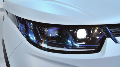 Mahindra e-KUV100 right-side headlamp at Auto Expo 2018