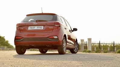 2018 Hyundai i20 facelift review rear angle