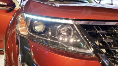 2018 Mahindra XUV500 facelift headlight