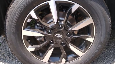 2018 Mahindra XUV500 facelift two-tone alloy