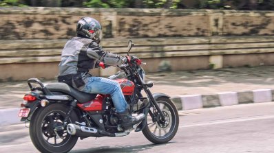 Bajaj Avenger 180 Street test ride review rear right quarter action