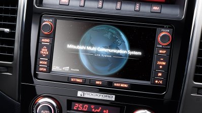 Mitsubishi Pajero Final Edition 5-door infotainment system