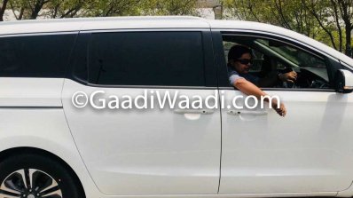 2018 Kia Carnival (facelift) profile India