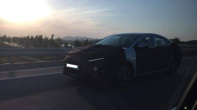 Facelifted Hyundai Elantra (Hyundai Avante) front three quarters spy shot
