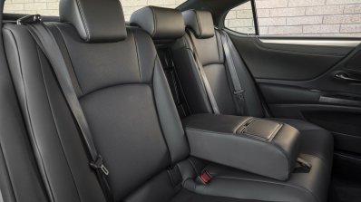 2018 Lexus ES rear seat press image