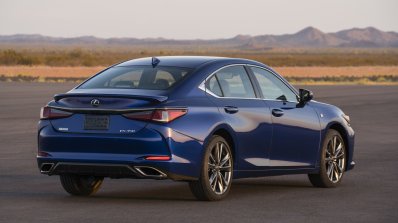 2018 Lexus ES rear three quarters press image
