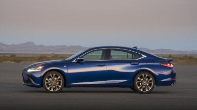 2018 Lexus ES side press image