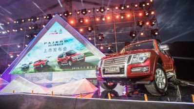 2019 Mitsubishi Pajero front three quarters left side