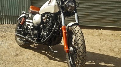 Royal Enfield Thunderbird bobber Nirankush by Dochaki Customs front right quarter