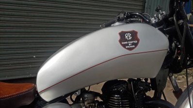 Royal Enfield Thunderbird bobber Nirankush by Dochaki Customs fuel tank