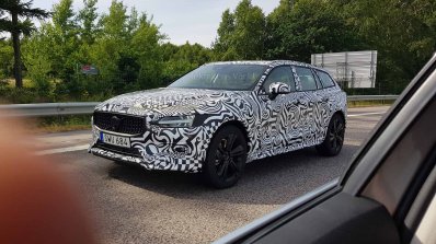 2019 volvo v60 cross country images front three quarters
