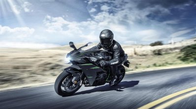 Kawasaki Ninja H2 Carbon dynamic front quarter