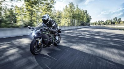 Kawasaki Ninja H2 Carbon dynamic front