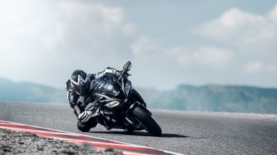 Kawasaki Ninja ZX-10RR dynamic front right quarter press image