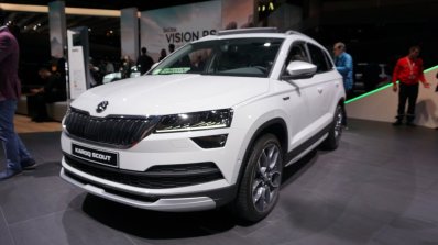 Skoda Karoq Scout Iab Photos Left Front Quarter