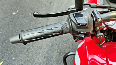Hero Xtreme 200r Road Test Review Grip Left Side