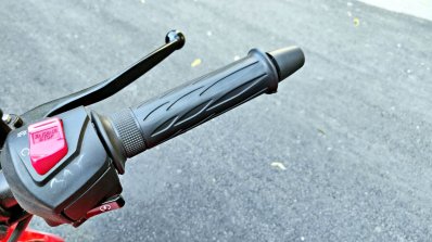 Hero Xtreme 200r Road Test Review Grip Right Side