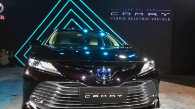 2019 Toyota Camry Hybrid Image Front 2
