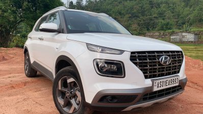 2019 Hyundai Venue Front Three Quarters White 1