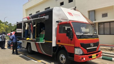 Toyota Service Express Truck Front Three Quarters