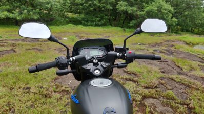 Bajaj Pulsar 125 Detail Shots Handlebar