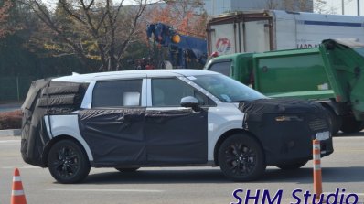Next Gen Kia Carnival Spotted Side Profile 1