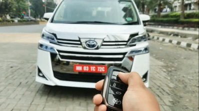 Toyota Vellfire Front Face Grille Shot