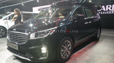 Kia Carnival Exterior Front Quarters 1