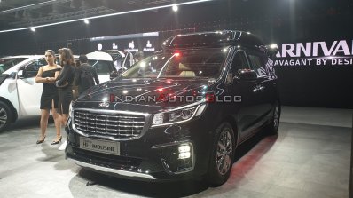 Kia Carnival Exterior Front Quarters 2